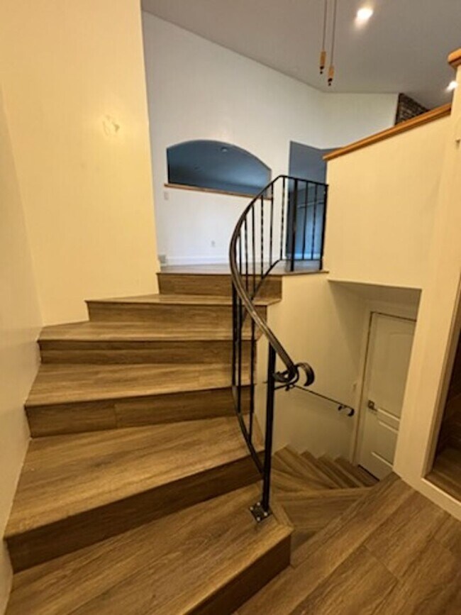 Building Photo - Unique duplex in post falls