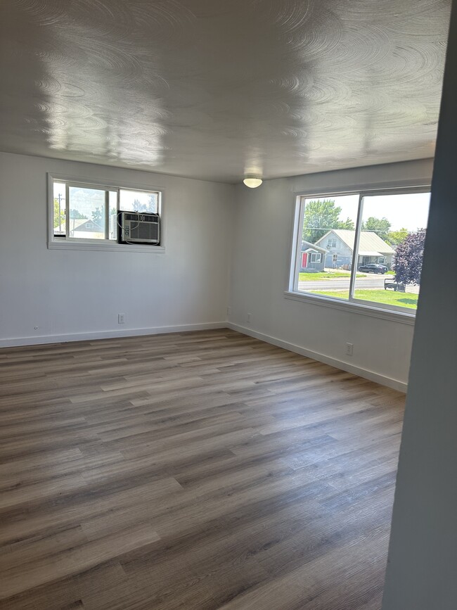 Building Photo - Paul 2 bedroom with garage