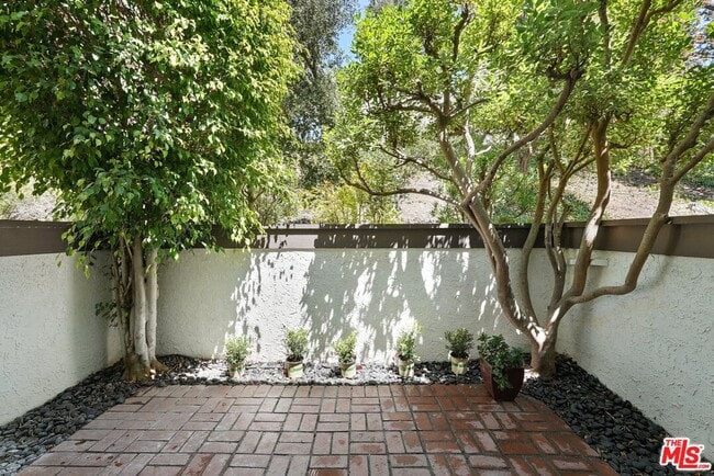 Building Photo - 1622 Palisades Dr
