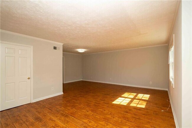 Building Photo - 390 N River Pkwy