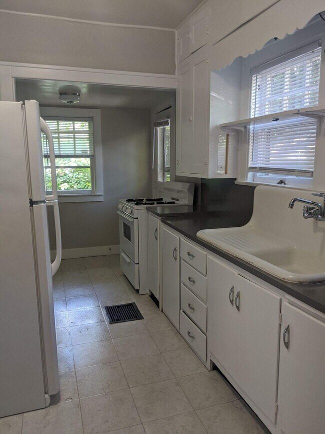 Building Photo - 1 bedroom, 1 bath home - Available August ...