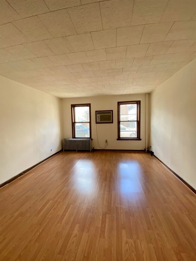 Building Photo - 16 Perrine Ave