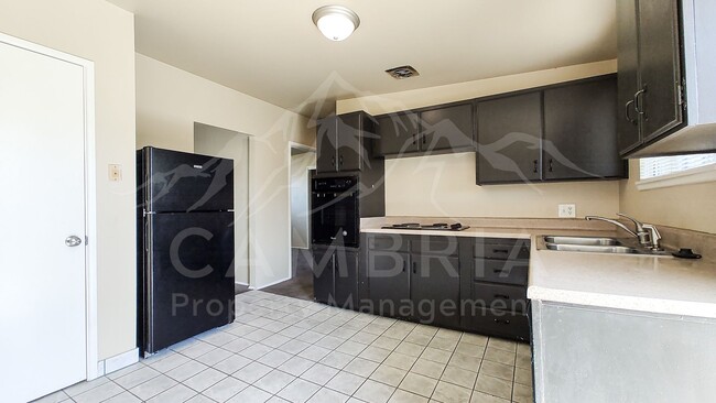 Building Photo - 1637 Paradise Ln