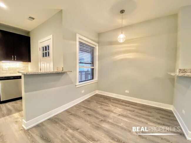 Building Photo - 2 bedroom in EVANSTON IL 60202