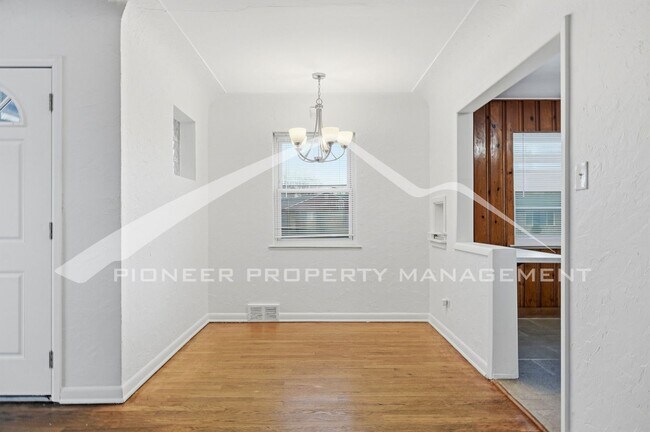 Foto del edificio - Charming Home with Washer/Dryer and 2 Car Driveway