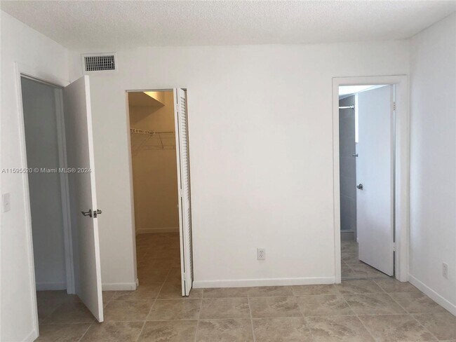 Foto del edificio - 700 NW 103rd Terrace