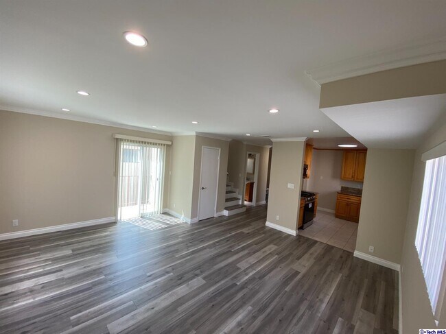 Building Photo - 1366 E Garfield Ave