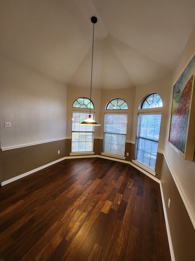 Building Photo - 2016 Greenview Dr