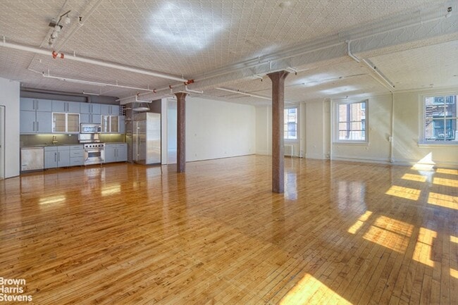 Building Photo - LIVE LARGE IN PRIME TRIBECA