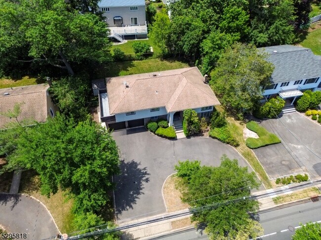 Foto del edificio - 828 Mountain Ave