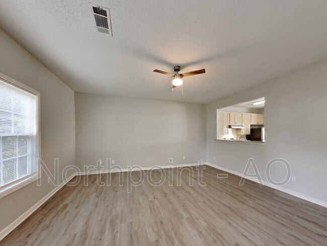 Foto del edificio - 8667 Thomas Rd