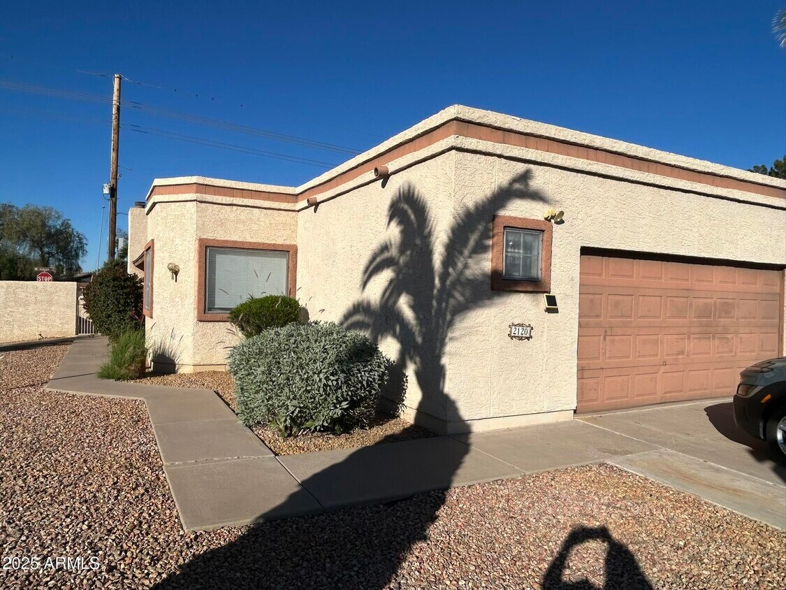 Primary Photo - 2120 N Yucca Ct