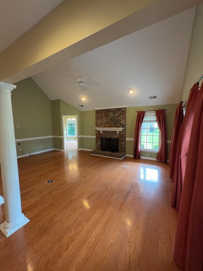 Building Photo - Beautiful 4 Bedroom, 3 Bath Home-211 Bethesda Ct.
