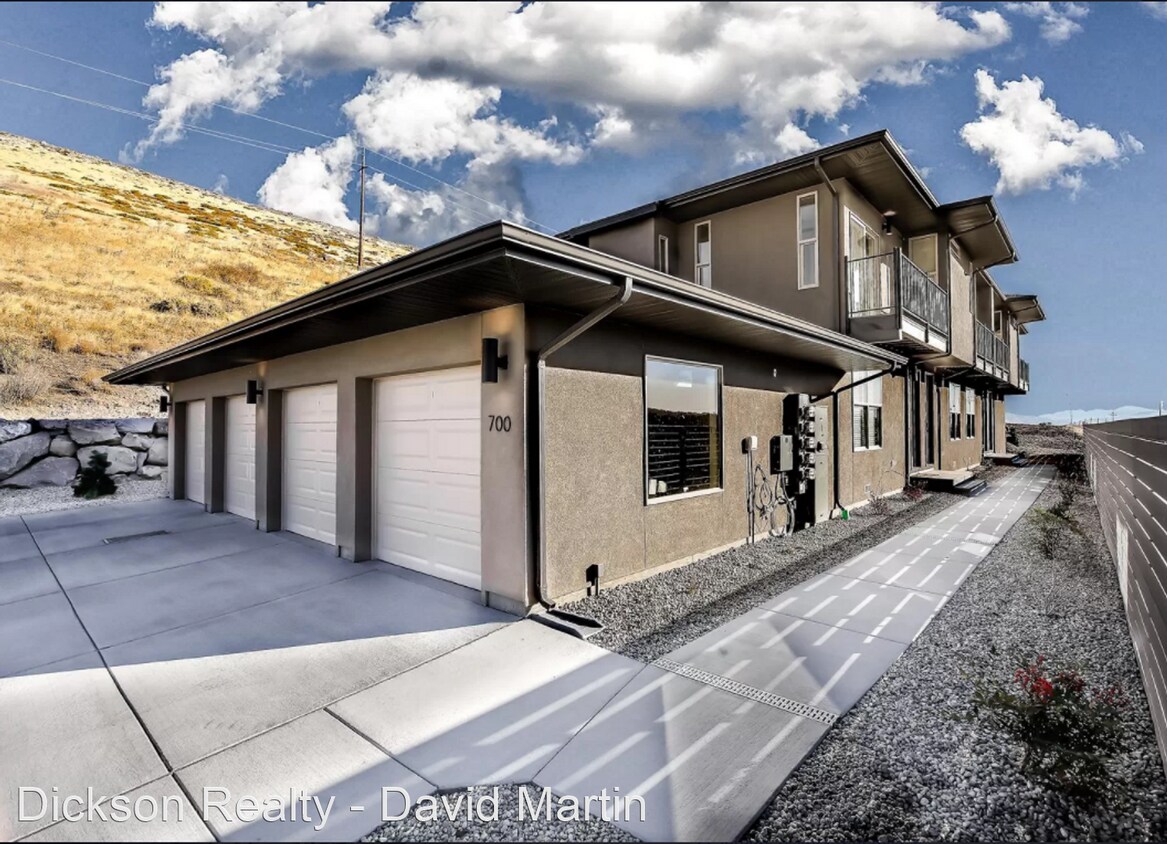 Primary Photo - 2 br, 2.5 bath House - 700 Bluffs Court #101