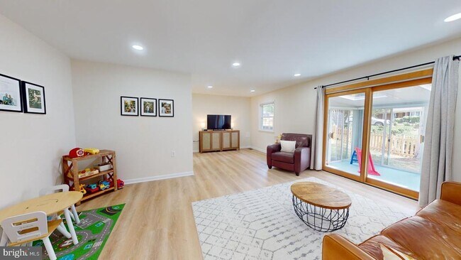 Foto del edificio - 5810 Helmsdale Ln