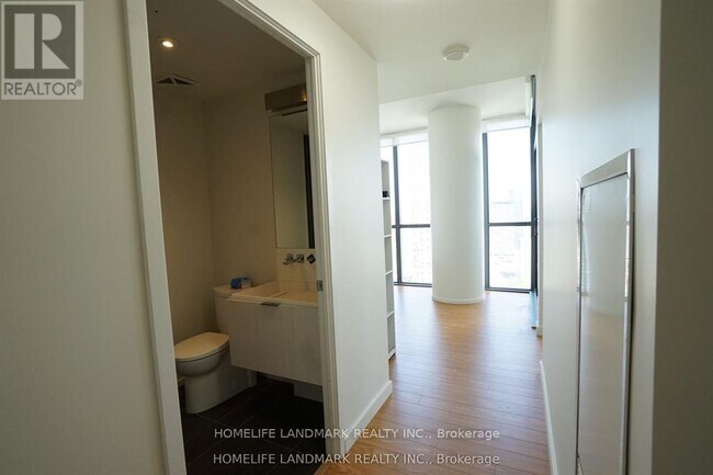 Photo du bâtiment - 101 Charles St E