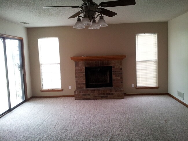 Foto del edificio - fenced backyard