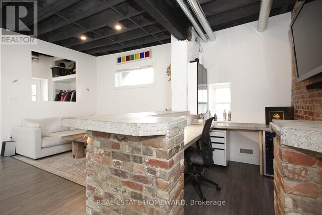 Photo du bâtiment - 1233 Dundas St E