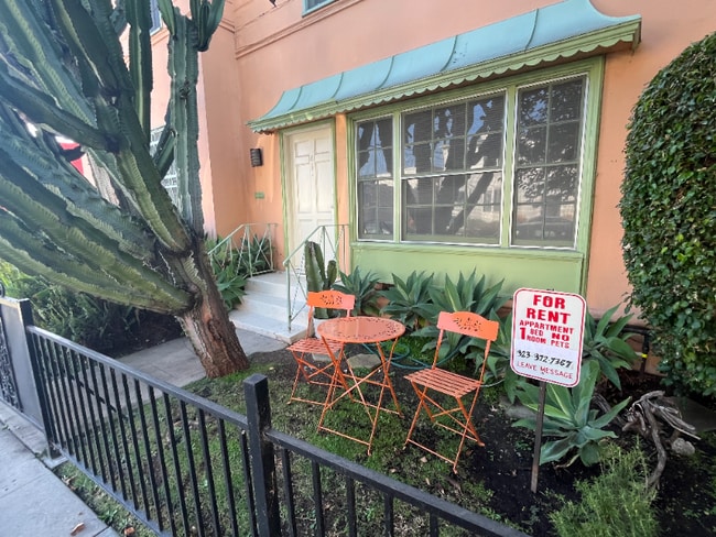 Building Photo - 141 1/2 Sweetzer Ave