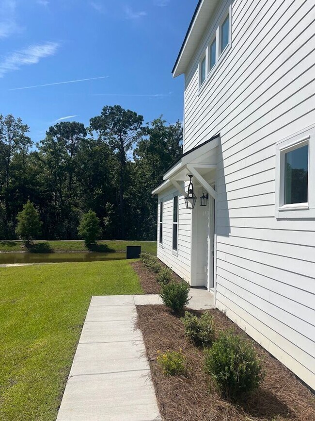 Foto del edificio - Available now. Beautiful 3 BR/2.5 BA New C...