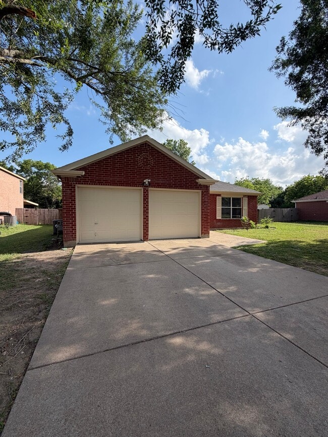 Photo - 804 Creekside Dr House
