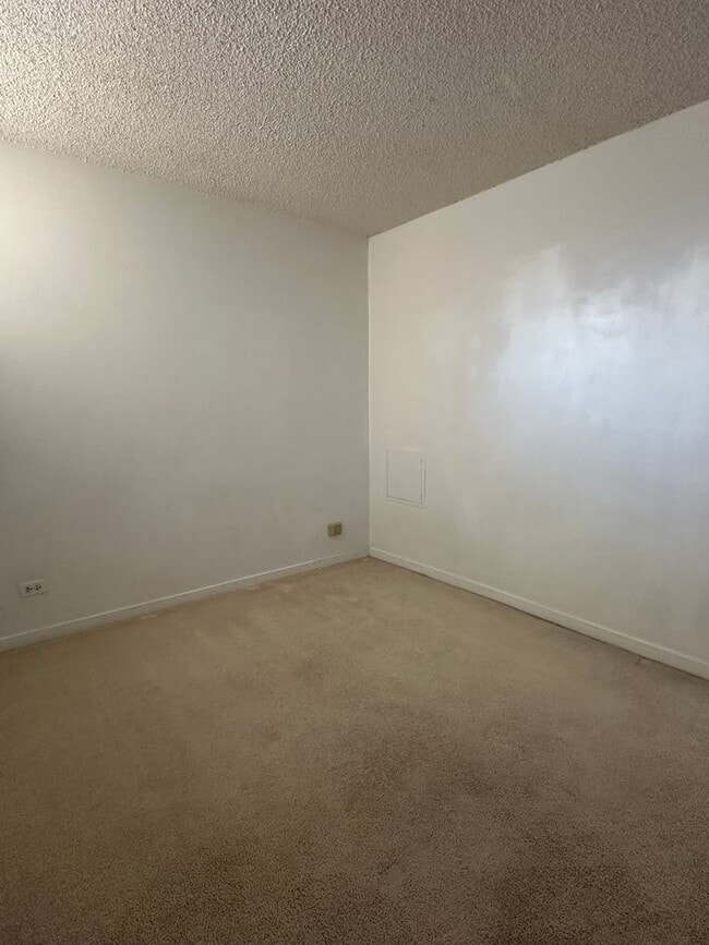 Building Photo - Fairway Gardens – 2 BD / 1 BA / 1 PK Spacious & Convenient Condo Living