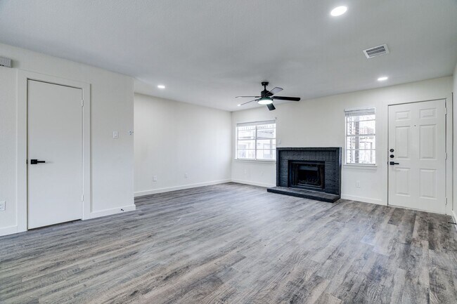Foto del edificio - RIVER CROSSING ATX - 2BD/2.5BA - TOWNHOUSE - NEAR DOWNTOWN - NEW INTERIOR - $1495