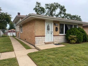 Building Photo - 14475 Lincoln Ave