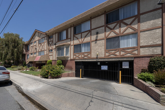Foto del edificio - London Arms -14100-14030 CHADRON AVE