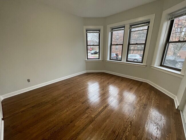 Building Photo - 3219 W Balmoral Ave