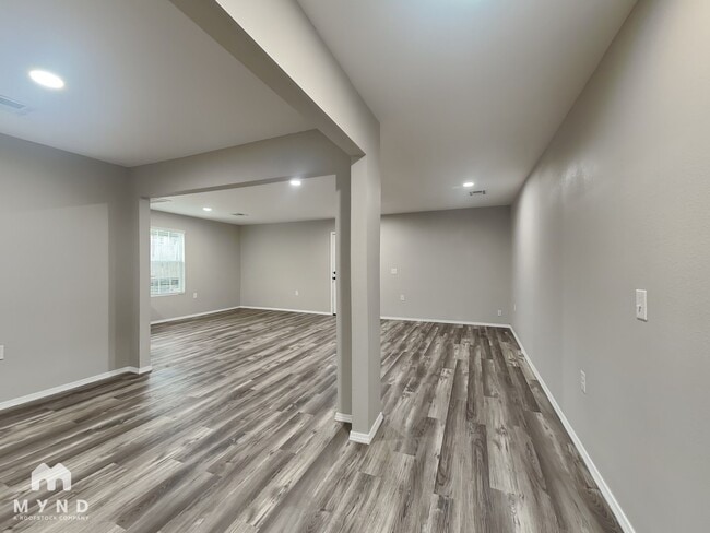 Building Photo - 3212 E Noble Dr