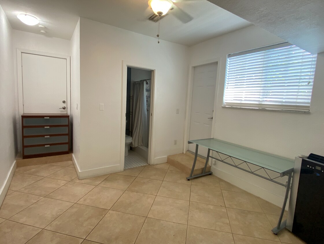 Ample Bed/Studio Space - 9970 SW 20th St