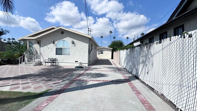 Foto del edificio - New ADU  gated & back yard