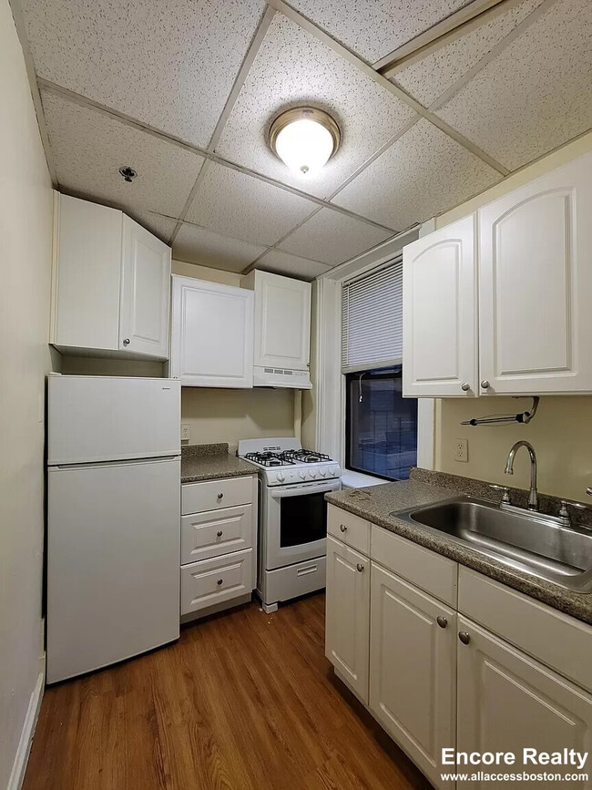 Building Photo - 364 Riverway