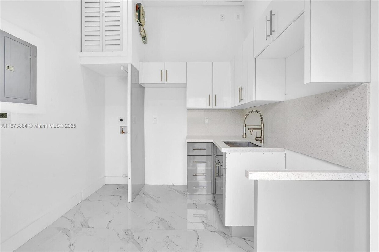 Foto principal - 5850 NE 3rd Ave