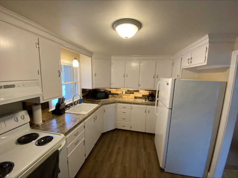 181 Youville St Unit 3, Manchester, NH 03102 Room for Rent in