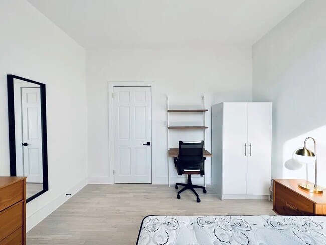 Foto del edificio - Furnished room/NOT APARTMENT