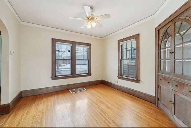 Building Photo - 661 Surrey Ave