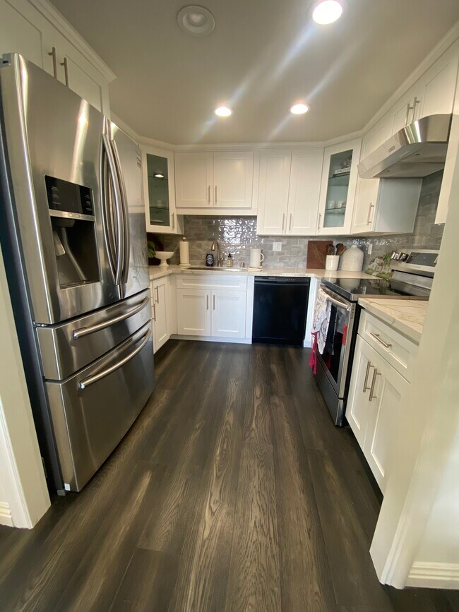 Foto del edificio - 321 S San Vicente Blvd