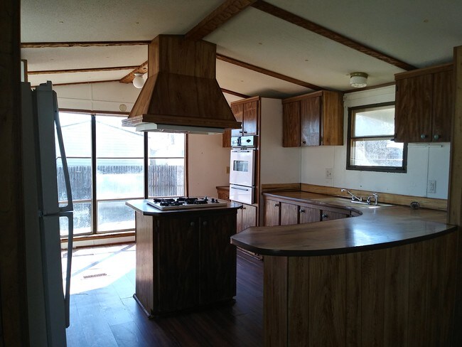 Building Photo - 4005 Hilltop Dr