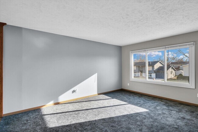 Foto del edificio - Spacious 4-Bedroom Home with Fenced Yard a...