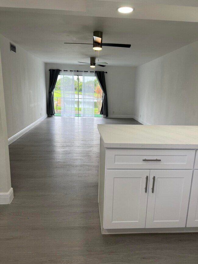 Foto del edificio - 10821 N Military Trl