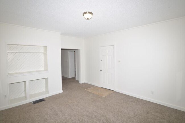 Building Photo - Move-in Ready!