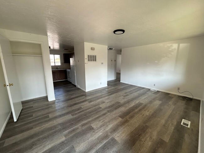 Building Photo - SIGNING BONUS AVAILABLE UP TO $800!! 2 Bed...