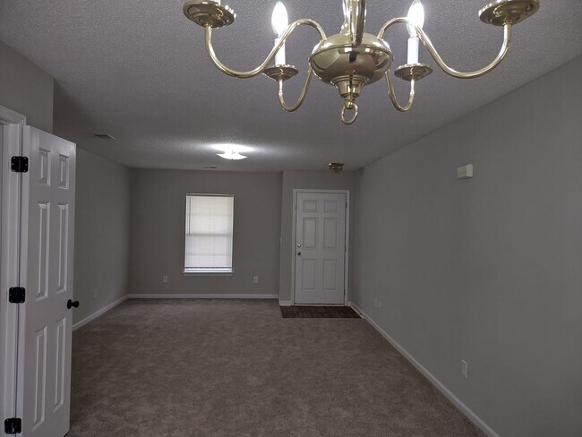 Building Photo - GREAT Four Bedroom Home Located in the Sum...