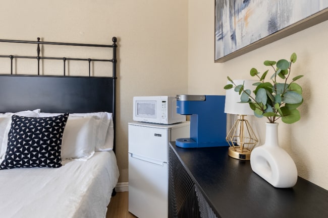 Building Photo - 2521 W California St