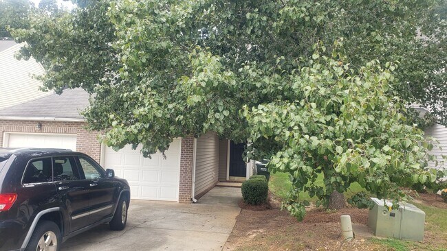 Building Photo - Charming 2Br 2.5Ba Townhome with Garage in...
