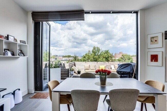 Foto del edificio - The Dreamiest Dupont Abode!