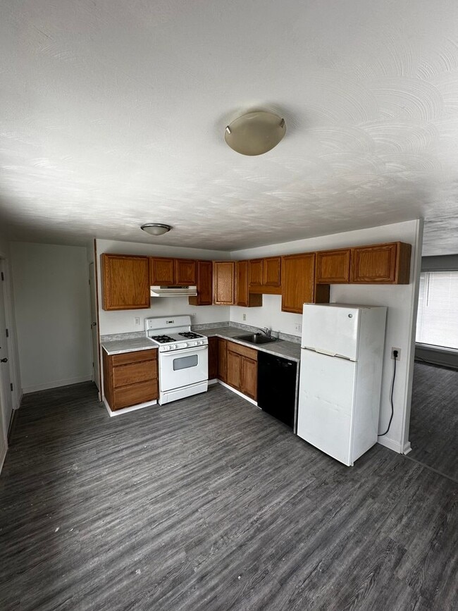 Building Photo - Beautiful home 4 beds, 3 bathrooms. 2 car ...