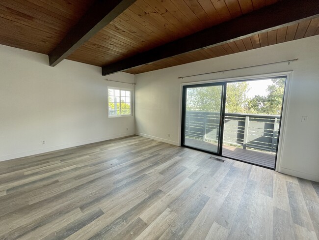 Building Photo - 910 N Prospect Ave